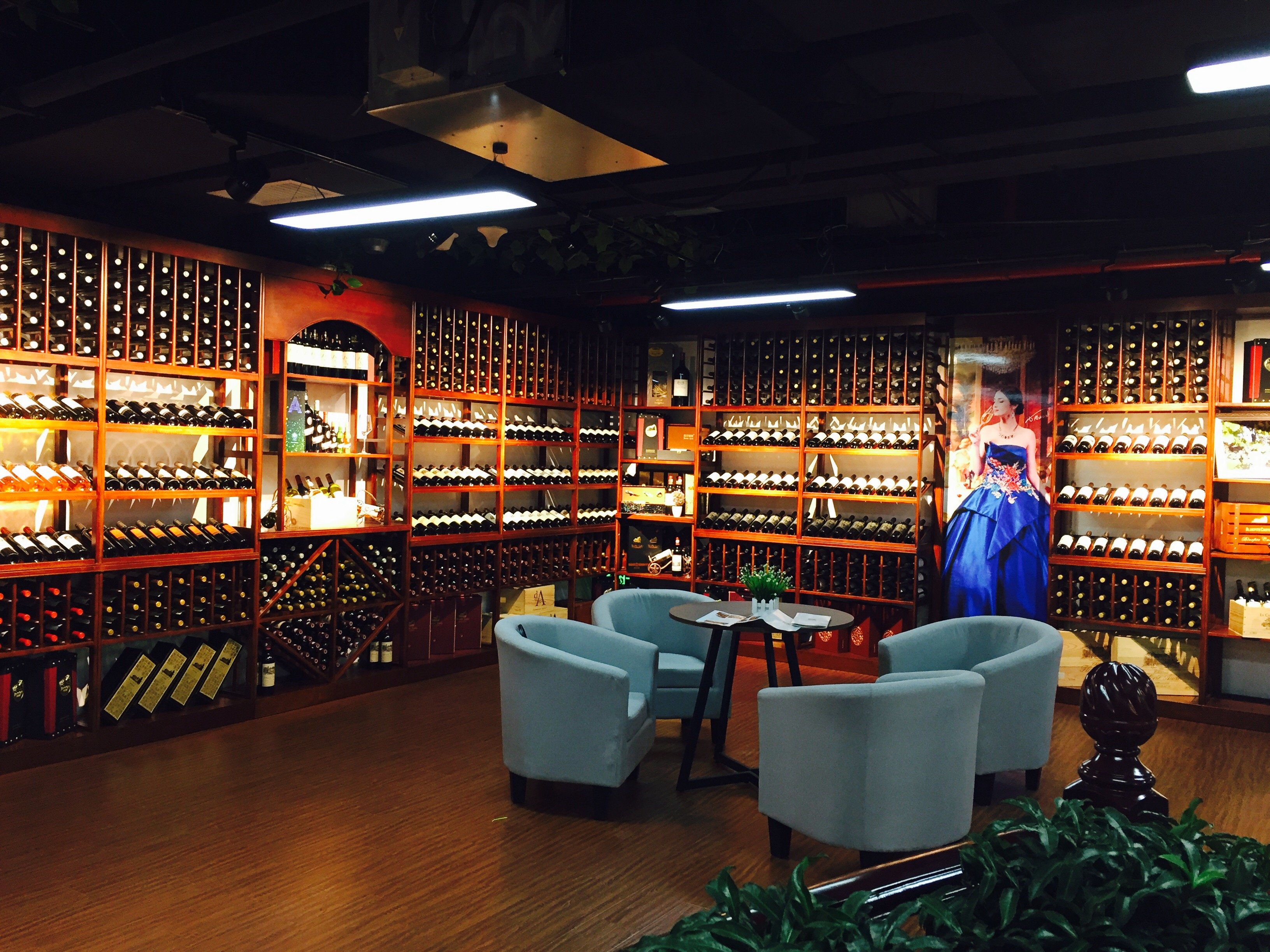 開(kāi)紅酒連鎖加盟店有錢賺嗎?